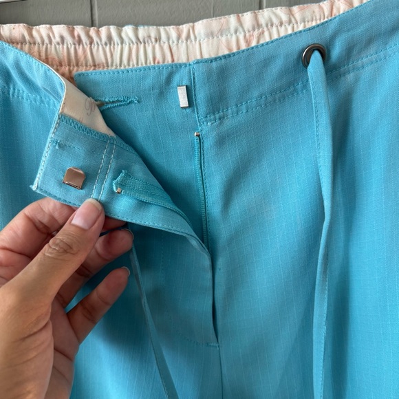 VINTAGE Tommy Bahama 100% Silk Shorts Size 6 Light Blue Resortwear Summer Casual - Picture 4 of 9